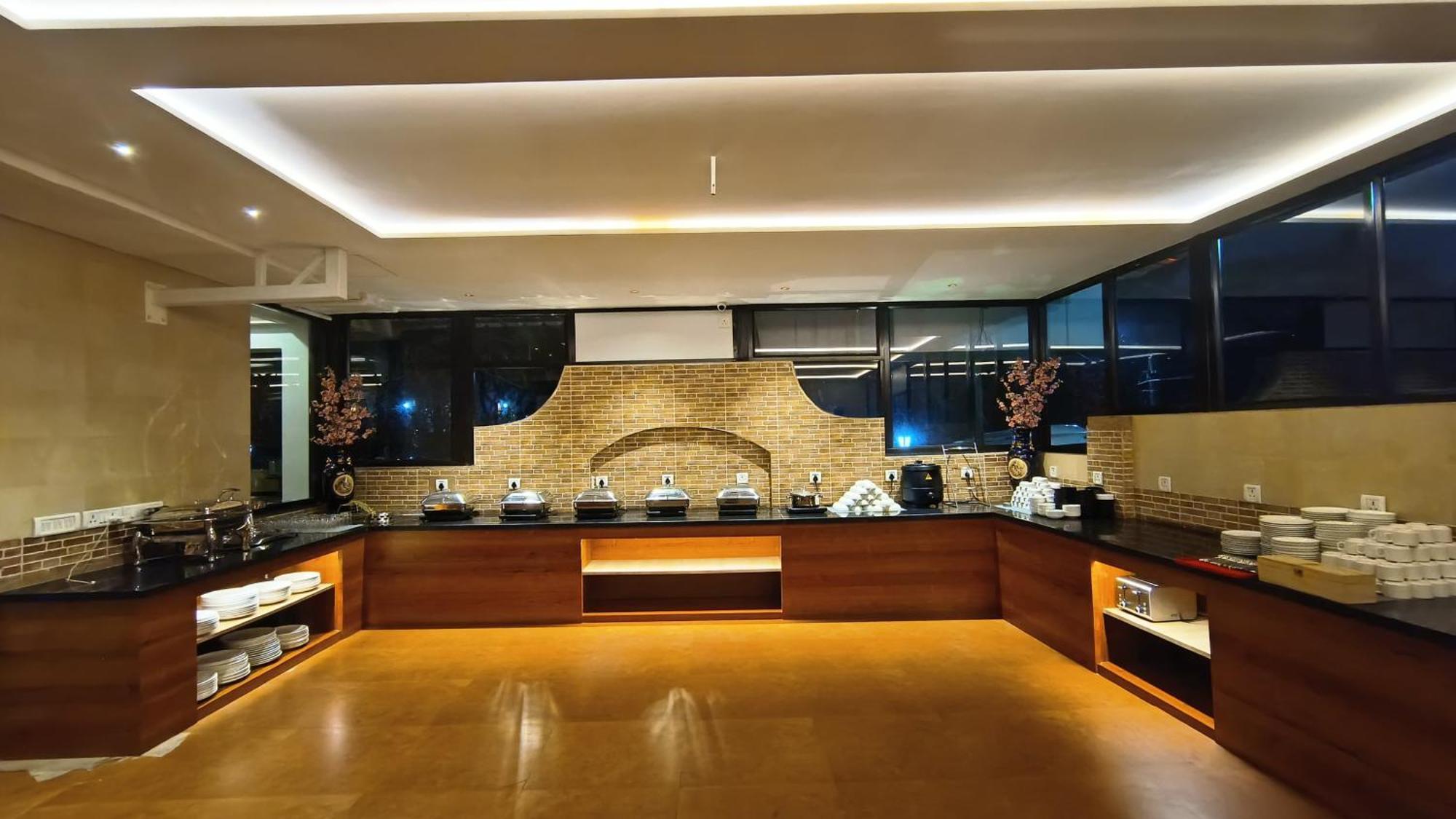 Golden Landmark Green Valley Beach Resort Dona Paula Esterno foto