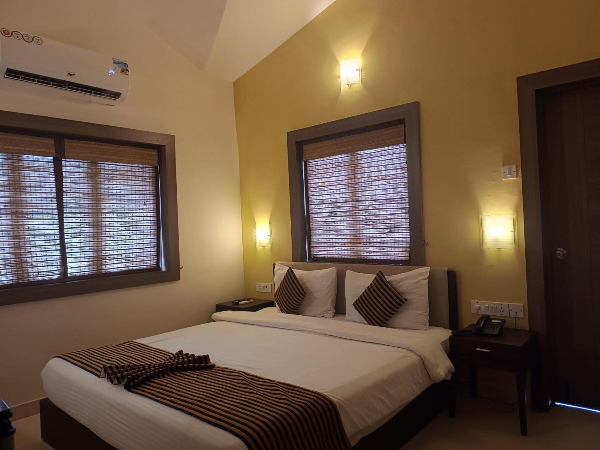 Golden Landmark Green Valley Beach Resort Dona Paula Esterno foto