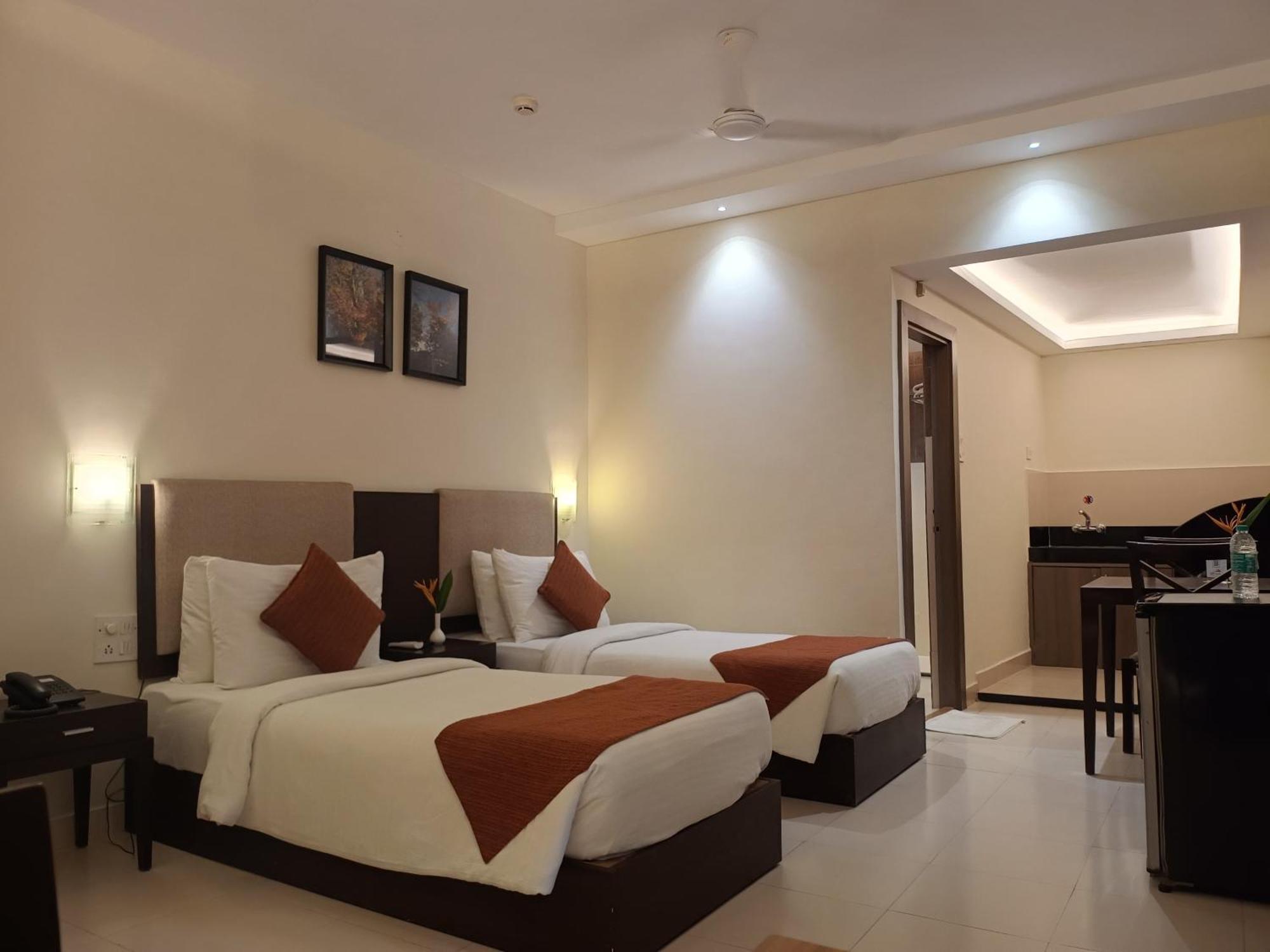Golden Landmark Green Valley Beach Resort Dona Paula Esterno foto