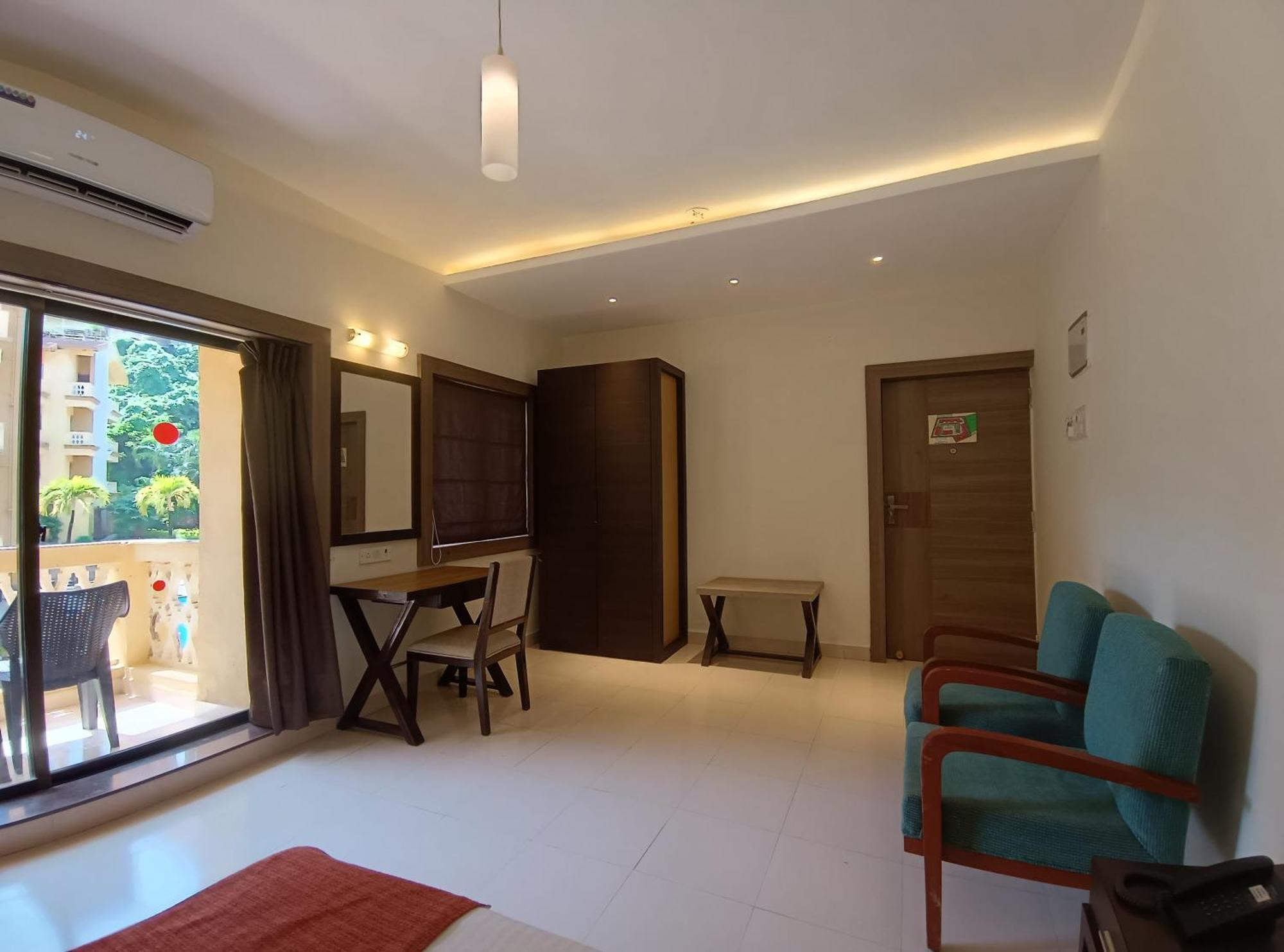 Golden Landmark Green Valley Beach Resort Dona Paula Esterno foto