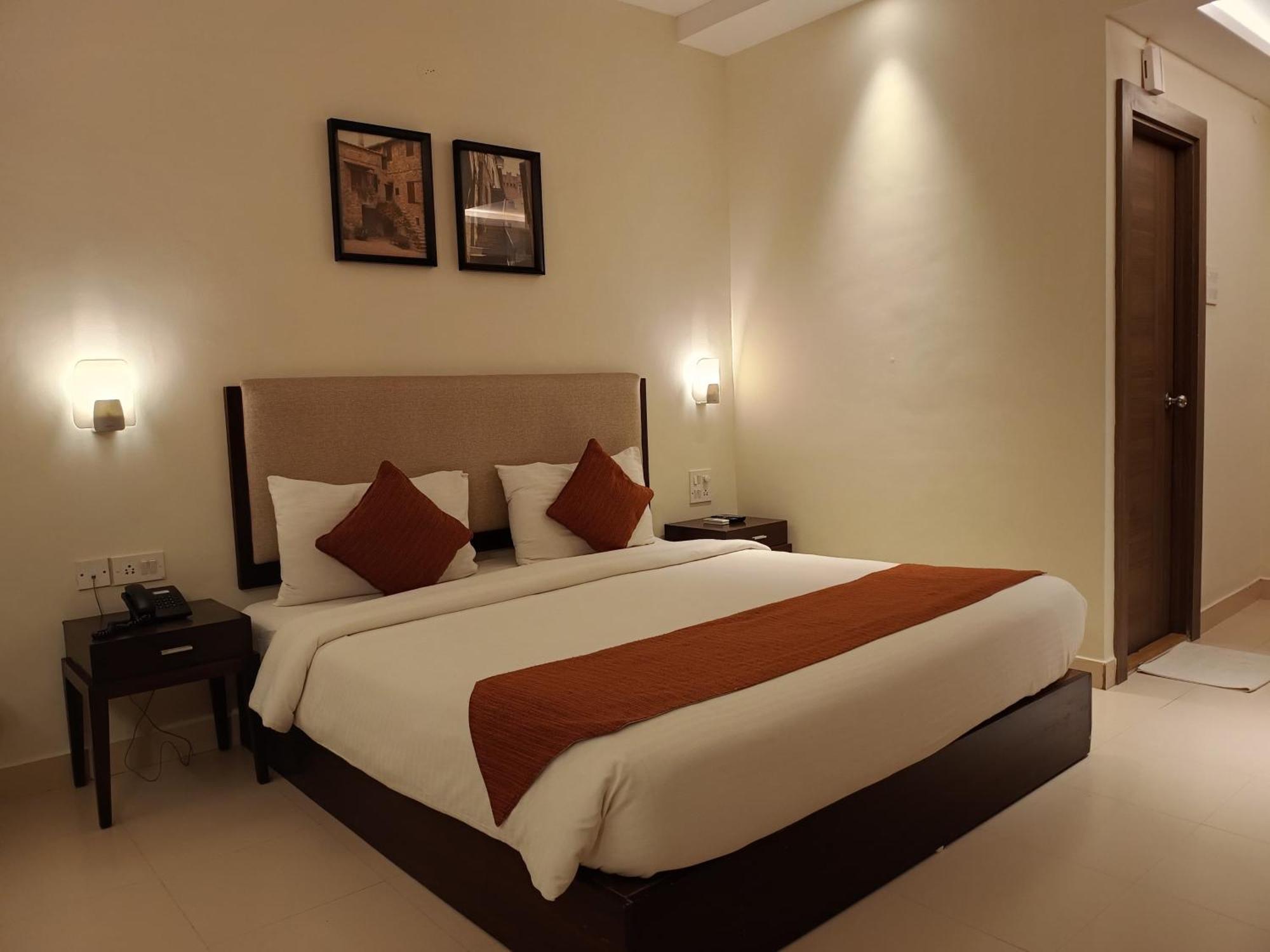 Golden Landmark Green Valley Beach Resort Dona Paula Esterno foto