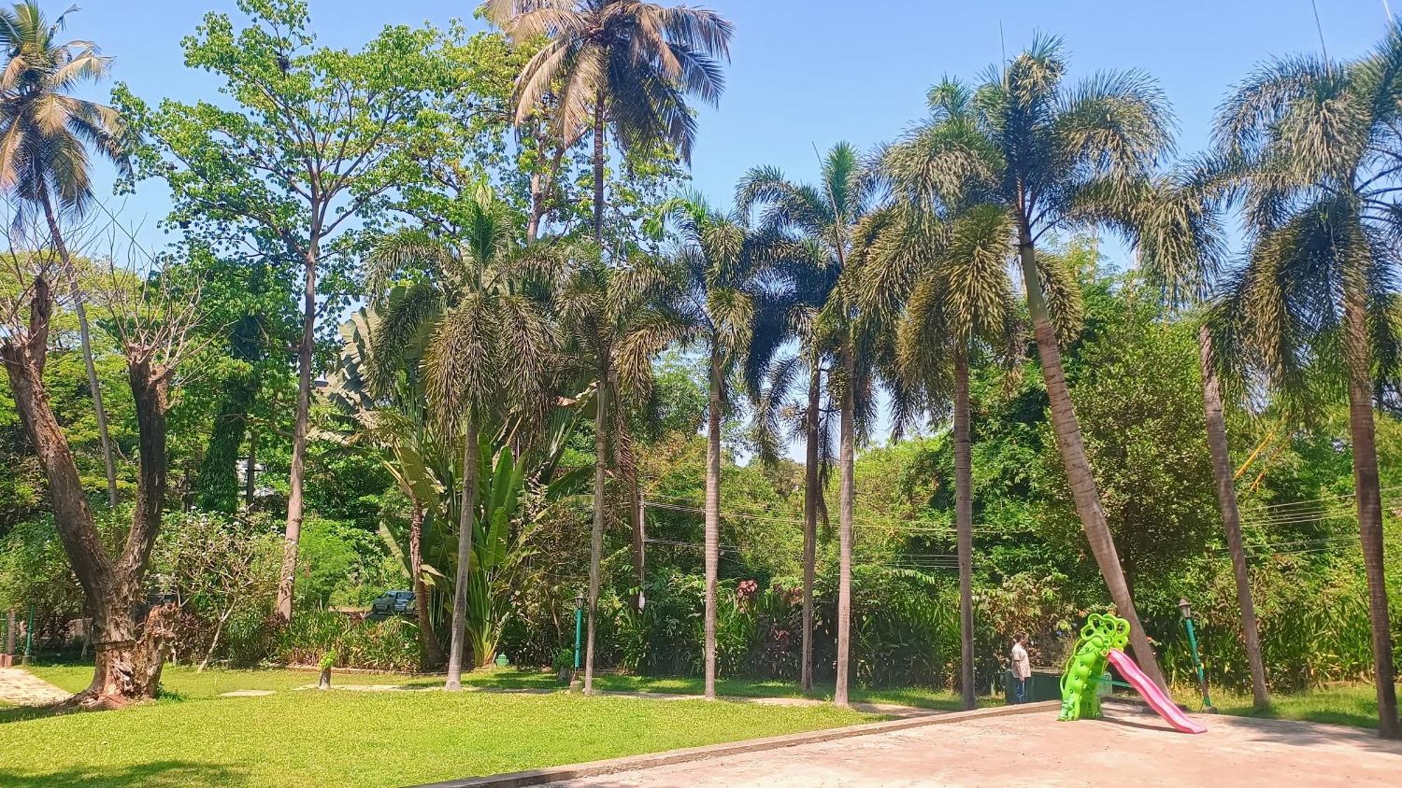 Golden Landmark Green Valley Beach Resort Dona Paula Esterno foto
